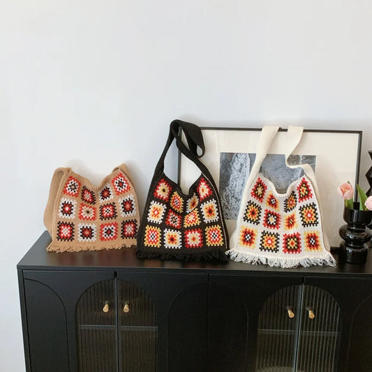 Borsa all'uncinetto in stile boho con motivi a quadrati