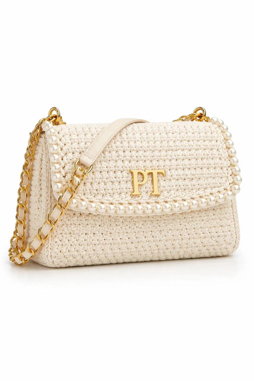 Sac à main blanc tressé avec chaîne dorée et logo 'PT' sur fond blanc