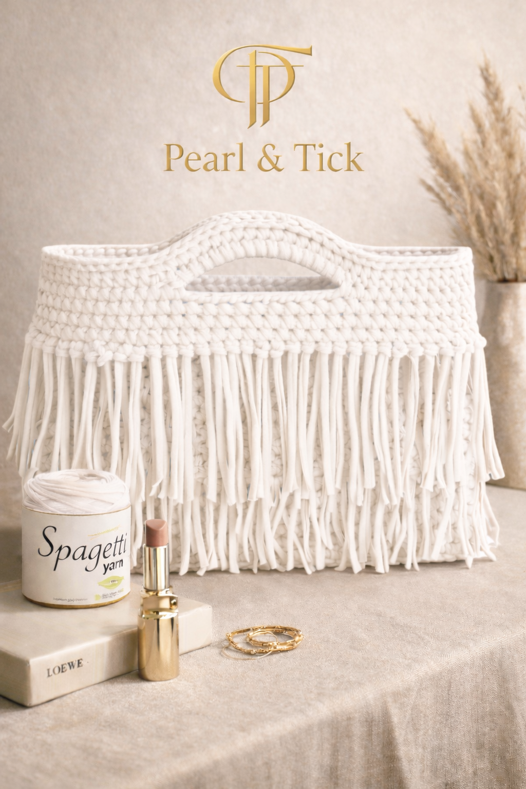 Panier tissé blanc avec des objets décoratifs sur un fond neutre, présentant la marque 'Pearl & Tick'.