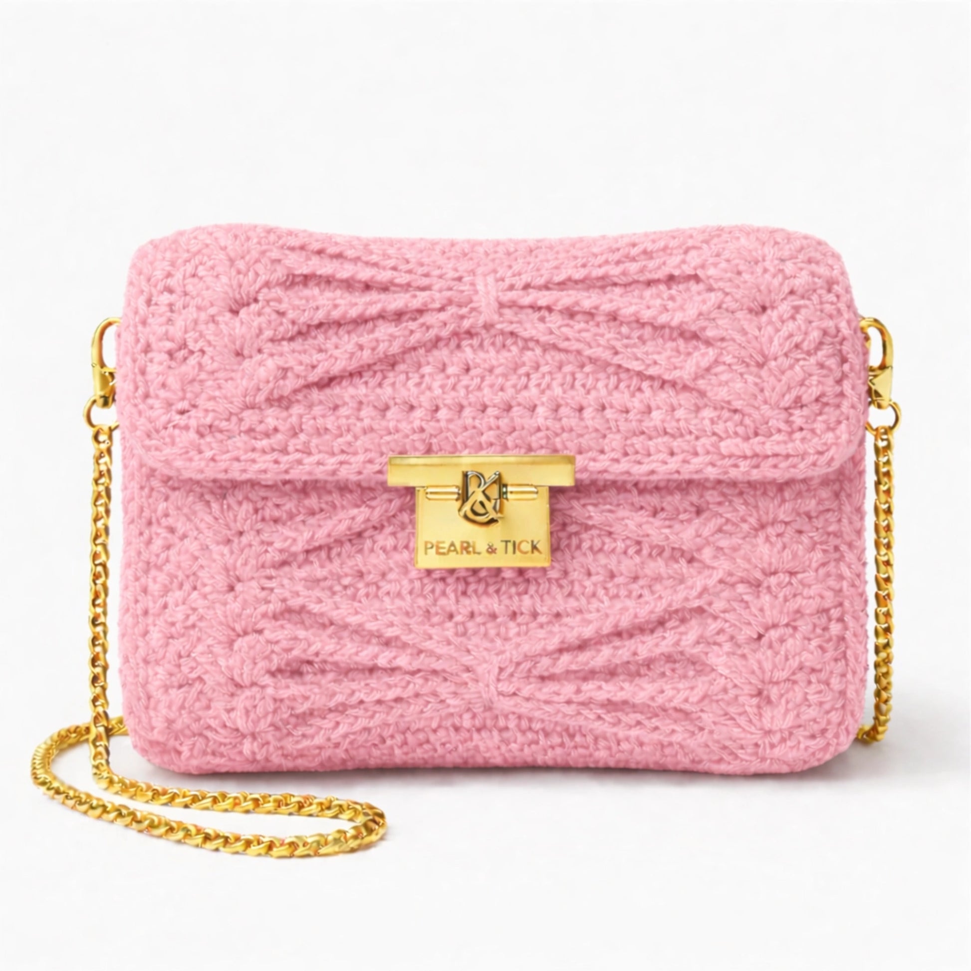 Sac à main tricoté rose avec chaîne dorée et logo de la marque visible sur fond blanc