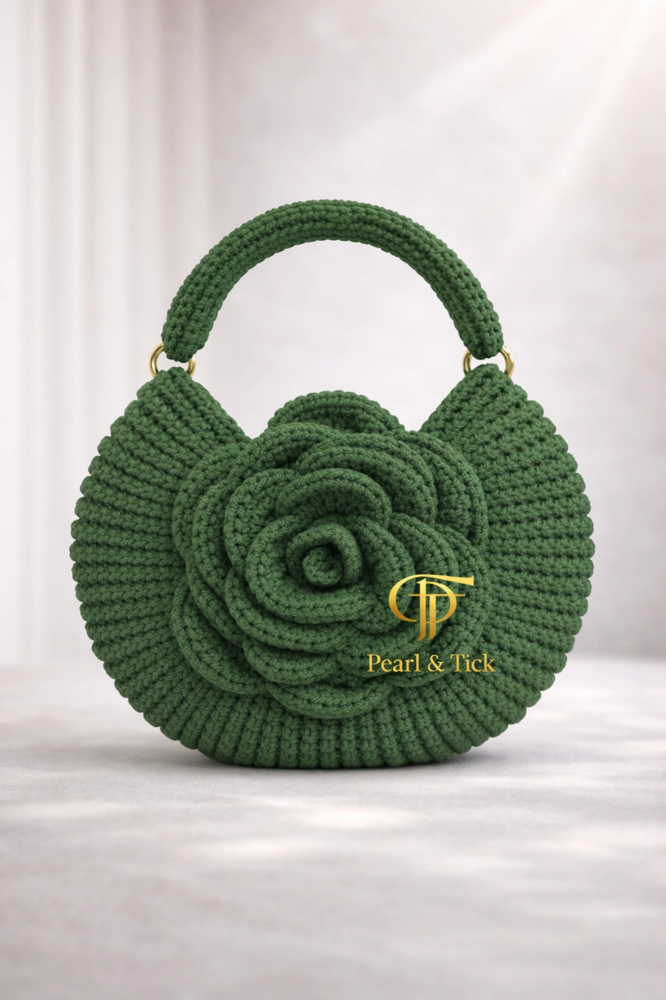 Borsa verde a forma di fiore con il logo «Pearl & Tick» su sfondo bianco
