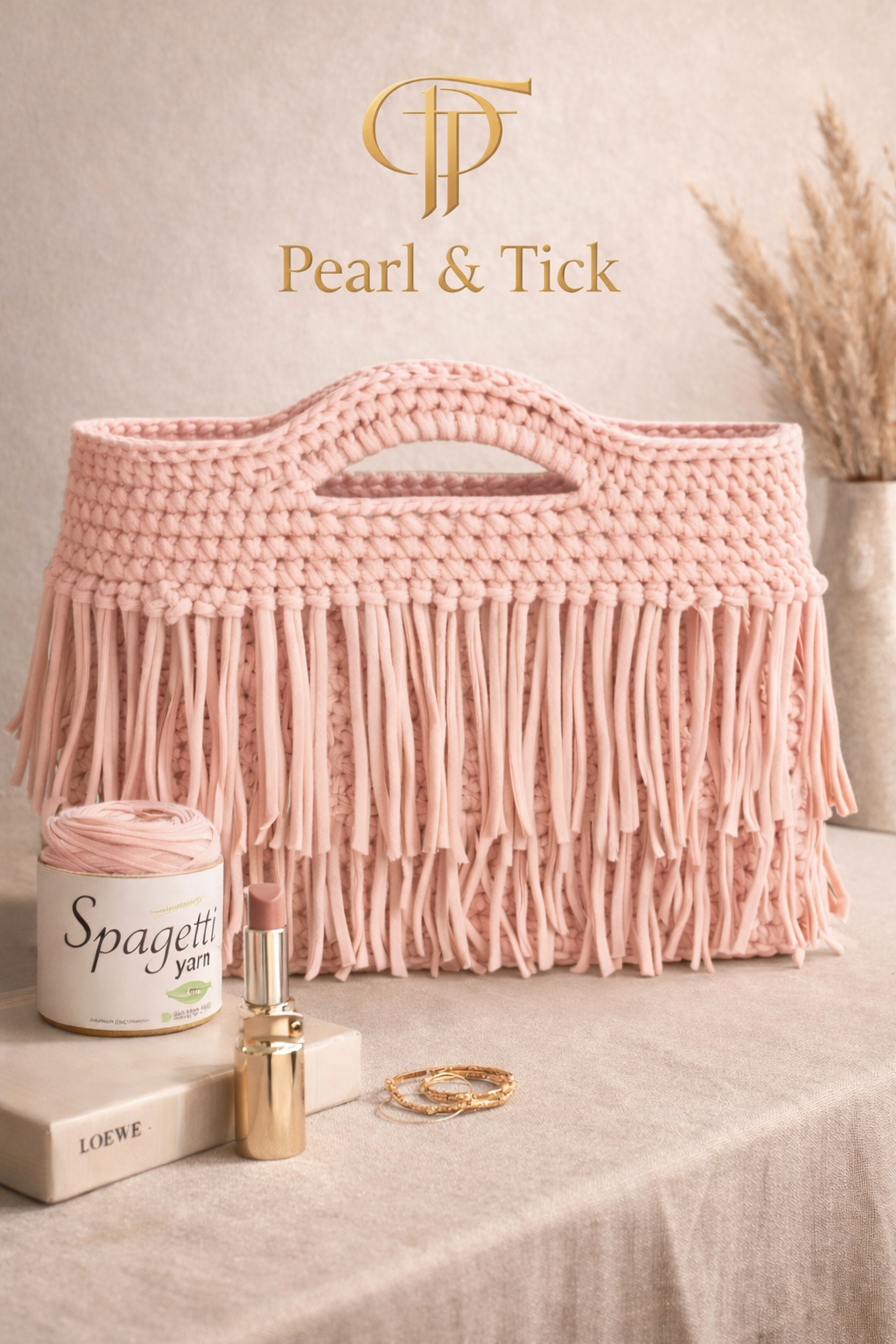 Panier tissé rose avec un récipient étiqueté 'Spagetti' et une bouteille de parfum sur un fond neutre.