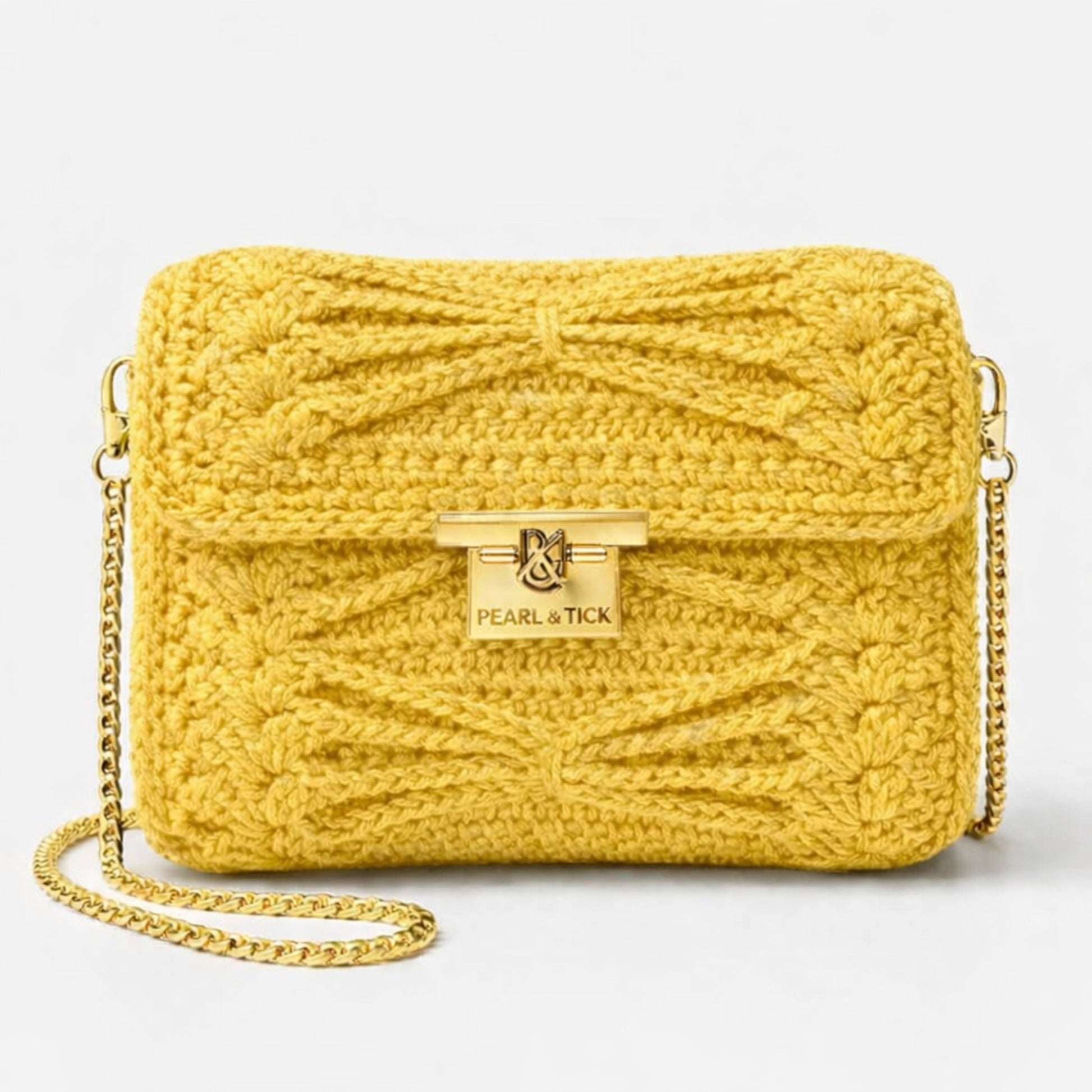 Sac à main tricoté jaune avec chaîne dorée et logo de la marque visible sur fond gris clair