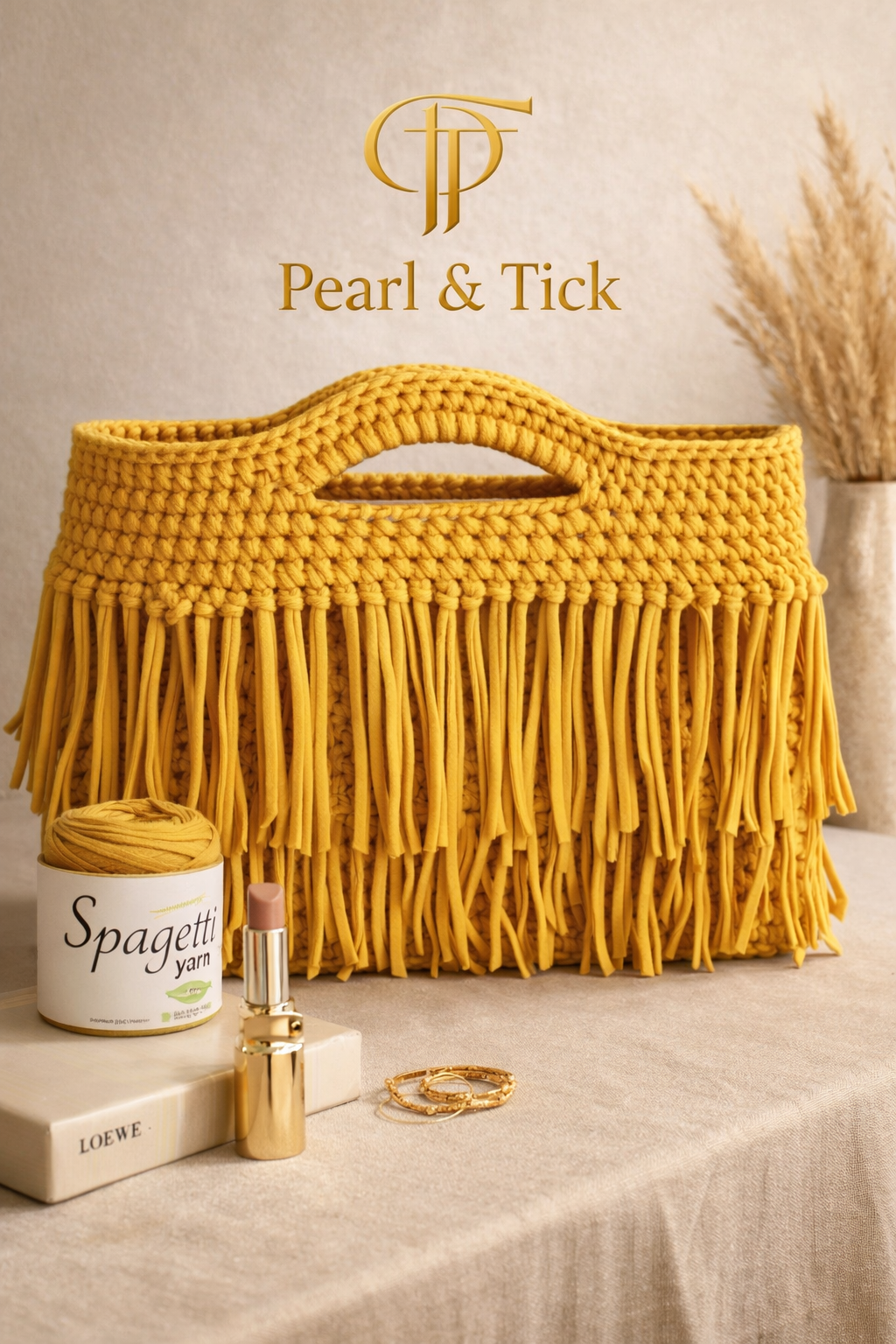 Sac en macramé jaune moutarde avec la marque 'Pearl & Tick' sur un fond neutre.