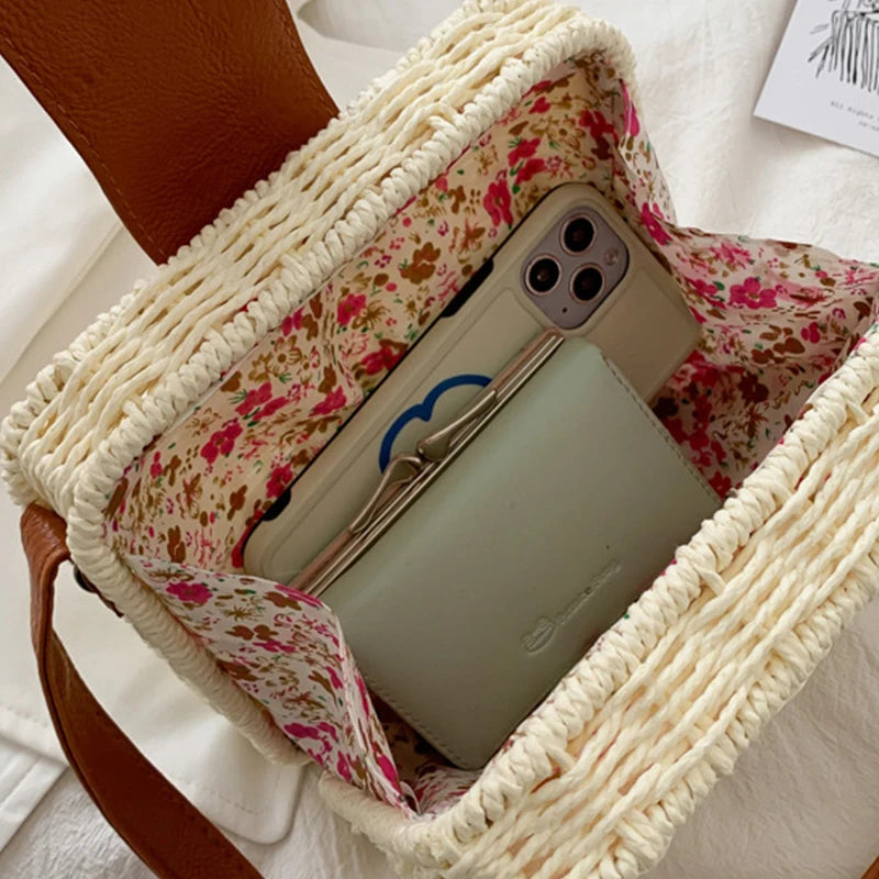 Étui de téléphone avec doublure florale à l'intérieur d'un panier tressé