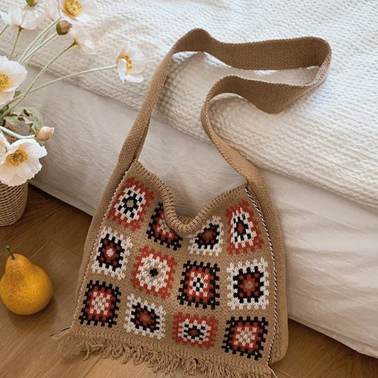 Borsa all'uncinetto in stile boho con motivi a quadrati