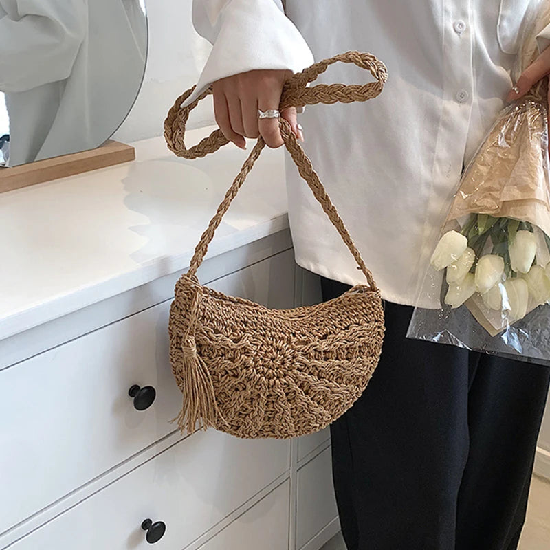Sac bandoulière en paille semi-circulaire avec pompon