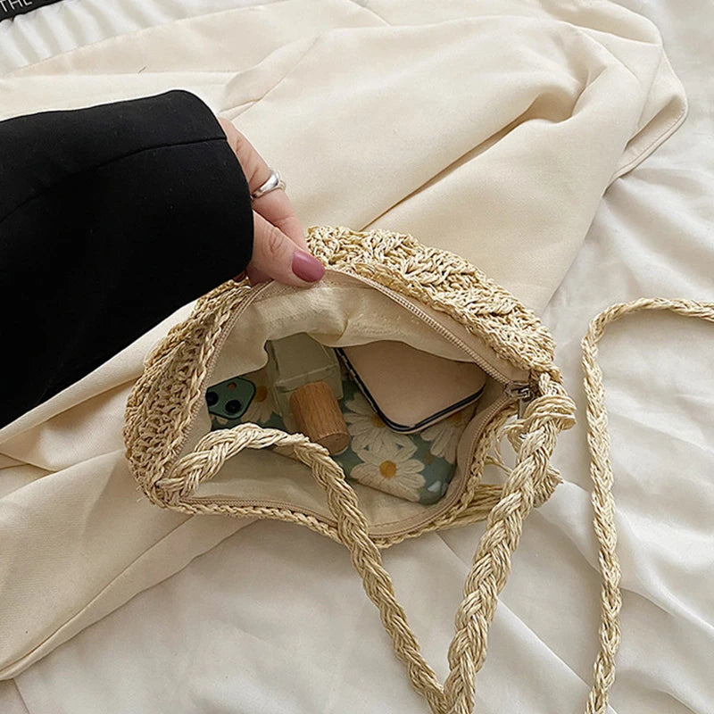 Sac bandoulière en paille semi-circulaire avec pompon