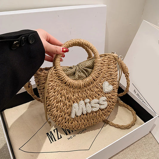 Borsa intrecciata con la scritta 'MISS' tenuta da una persona su uno sfondo di rivista