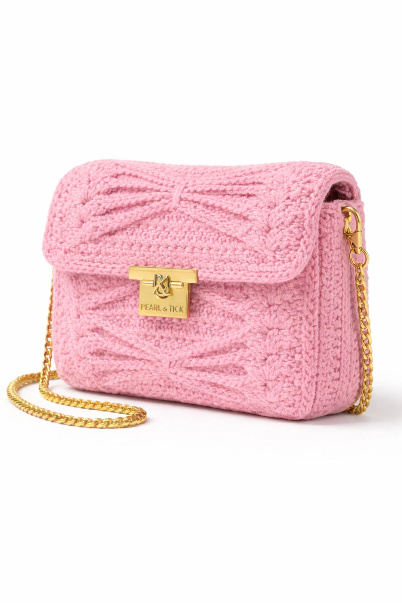 Sac à main tricoté rose avec chaîne et fermoir dorés sur fond blanc