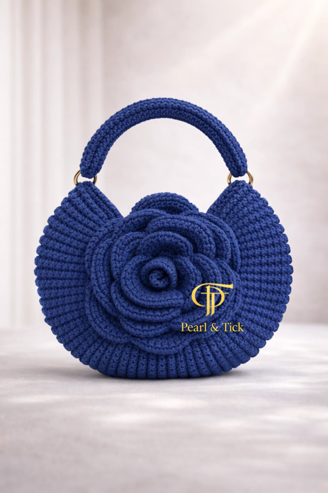 Borsa blu a forma di rosa con il marchio «Pearl & Tick» su sfondo bianco