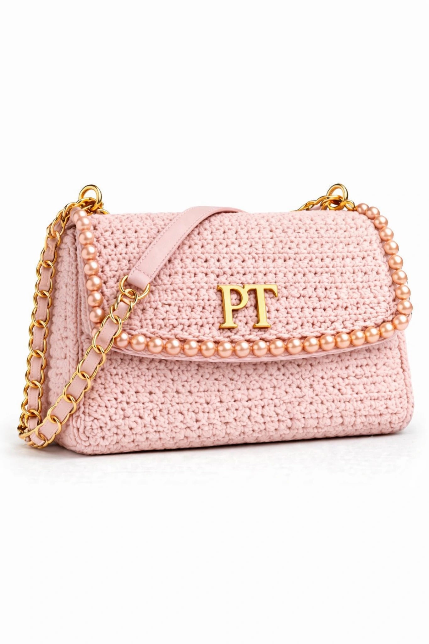 Borsa all'uncinetto rosa con catena dorata e logo 'PT' su sfondo bianco