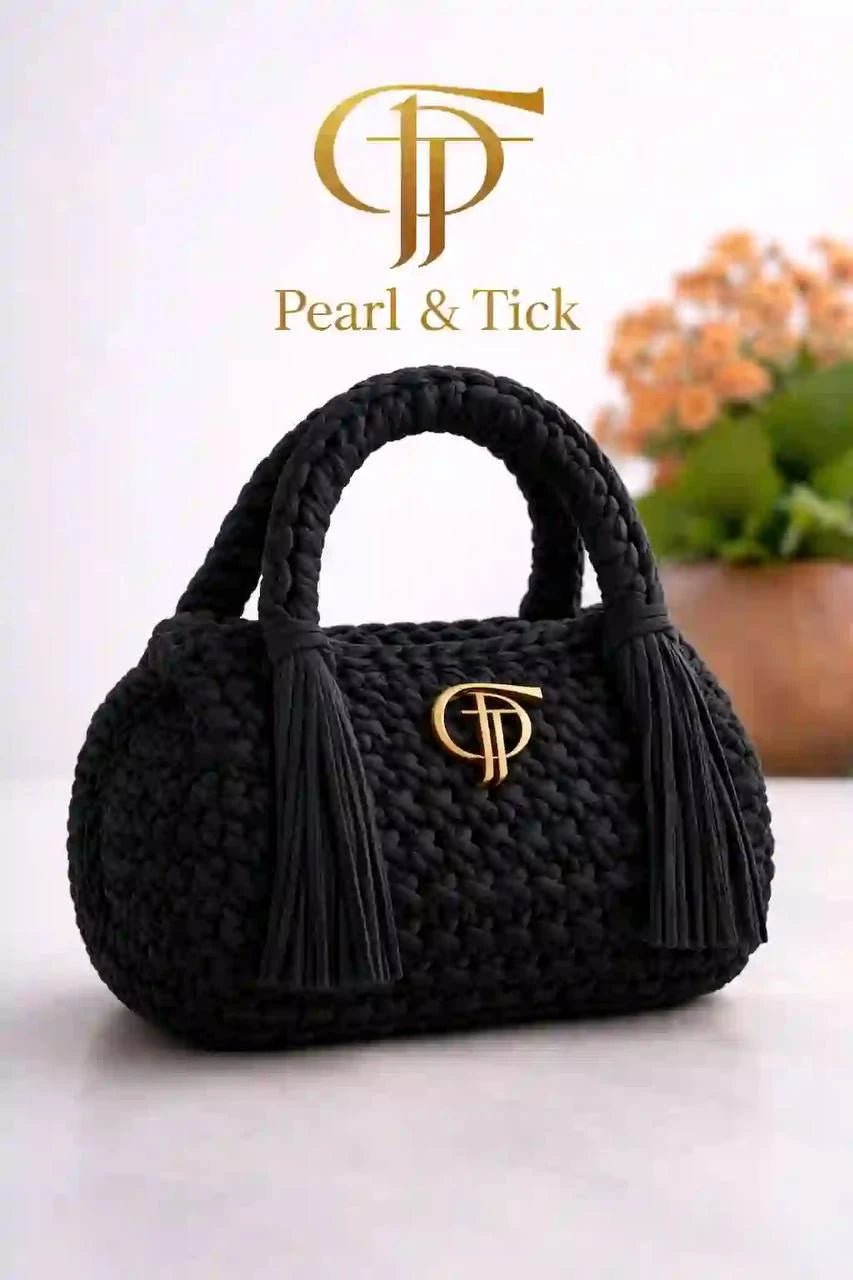 Borsa nera con il logo del marchio su sfondo bianco