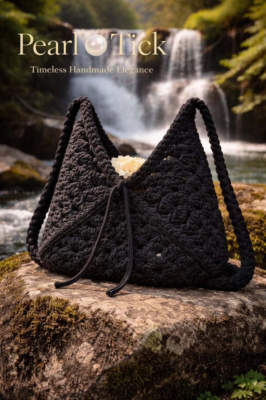 Borsa nera appoggiata su una roccia con una cascata sullo sfondo, con il marchio «Pearl Tick».