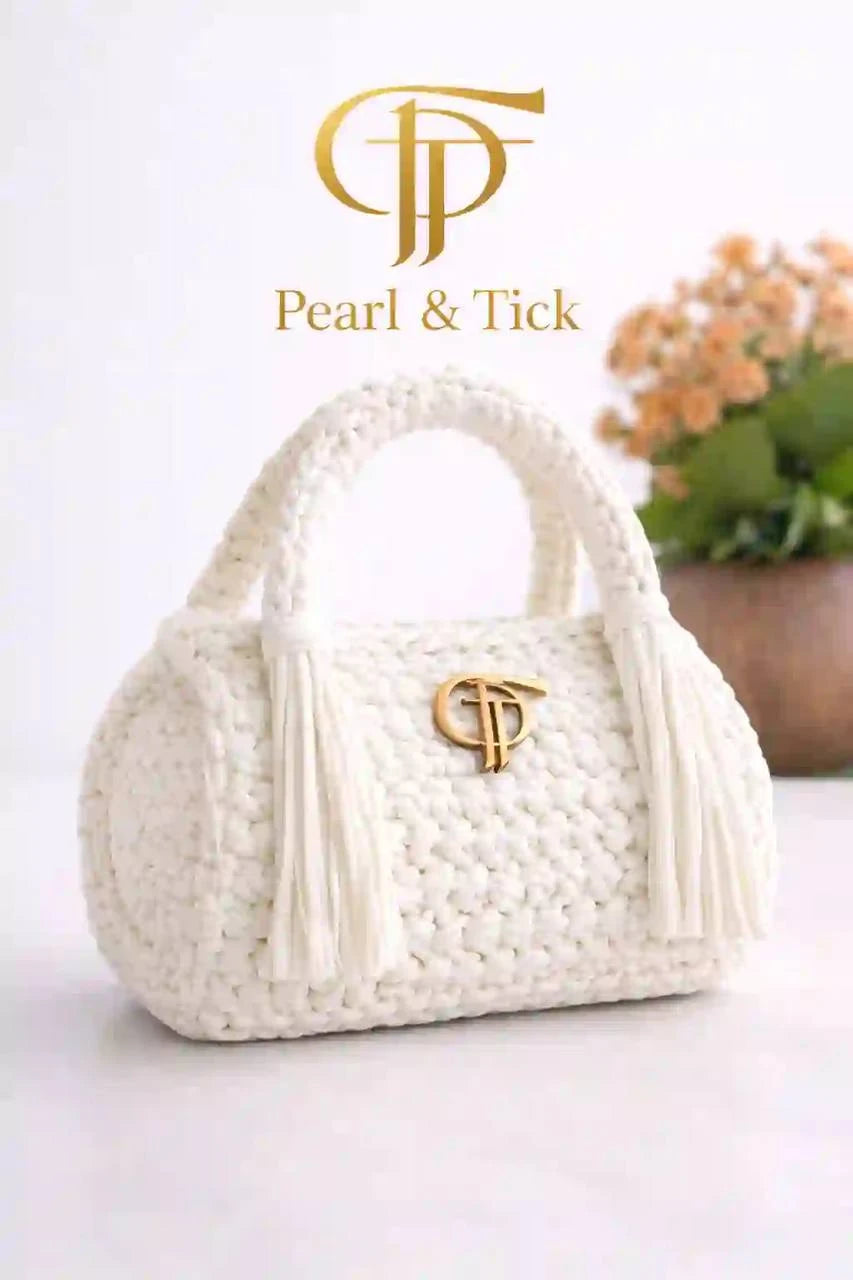 Borsa bianca con il logo del marchio su sfondo bianco